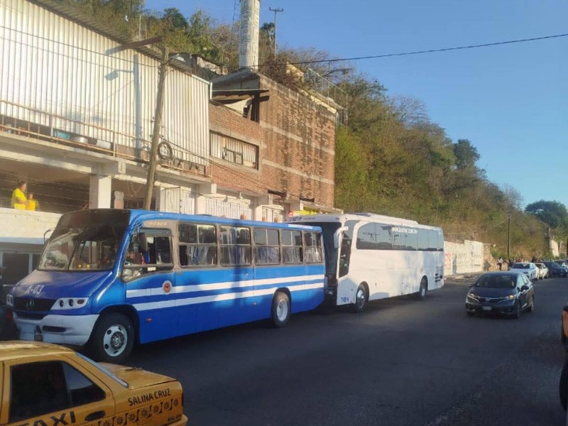 Autobús turístico provoca múltiple choque en la Costera de Salina Cruz