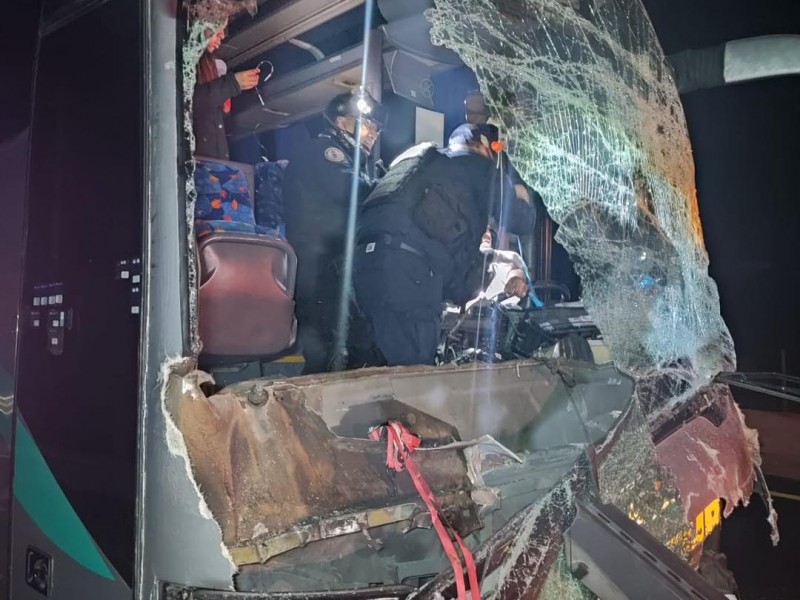 Autobus turístico se impacta contra un camión de materiales