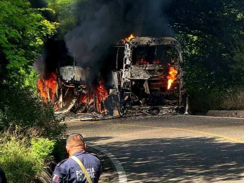 Autobús turístico se incendia en carretera de Tequisistlán