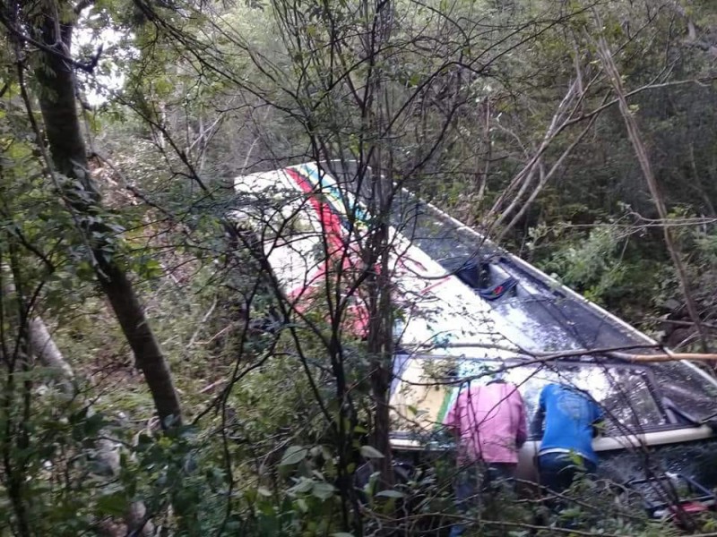 Autobús vuelca en el tramo Oaxaca-Tehuantepec