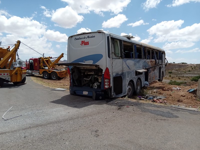 Autobús vuelca y deja 5 personas sin vida en MiguelAuza
