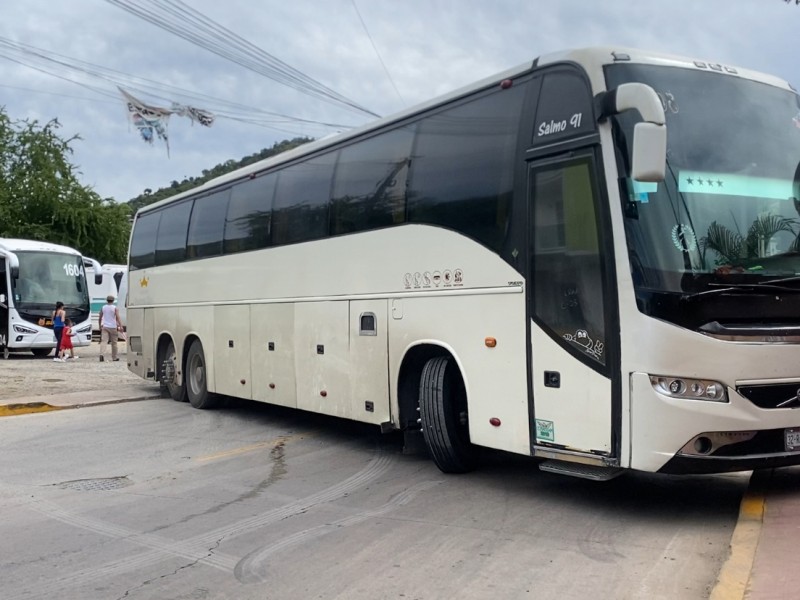 Autobuses de excursión abarrotan Ixtapa-Zihuatanejo