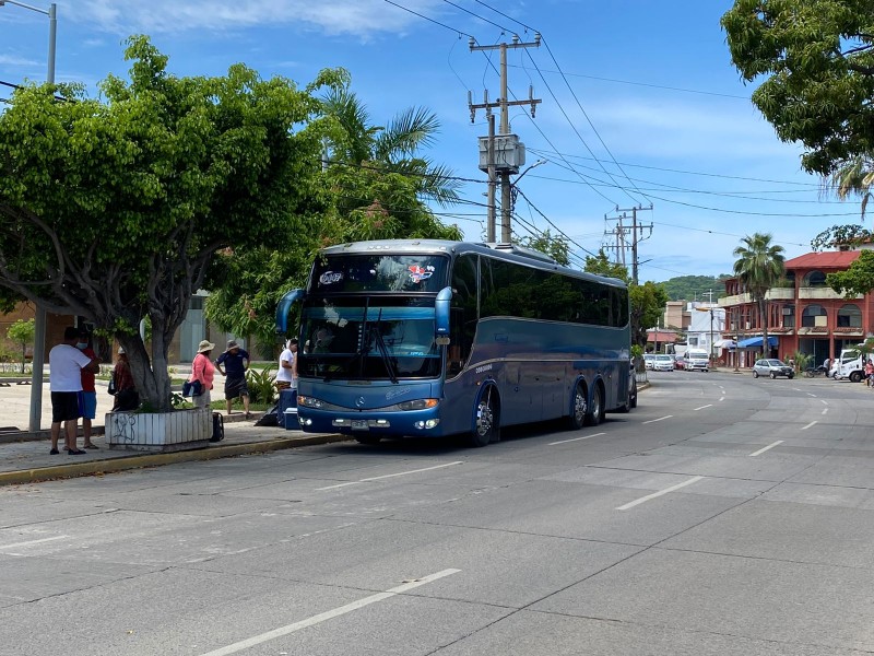 Autobuses turísticos violan reglamento de tránsito en Zihuatanejo
