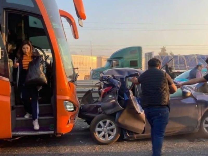 Autobús con maestros choca contra automóvil antes de caseta Amozoc