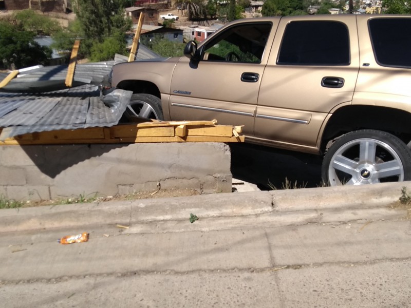 Automóvil cae arriba de vivienda en el Embarcadero.