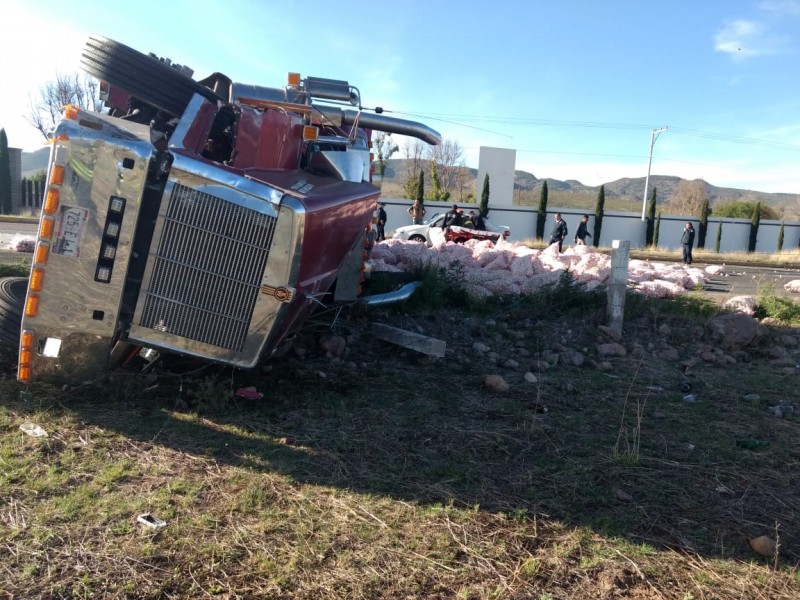 Automóvil choca contra torton