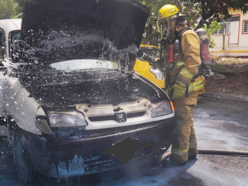 Automóvil estalla en llamas en avenida Leonardo Bravo