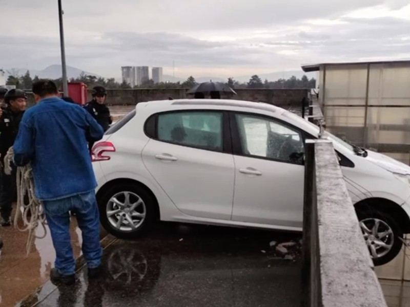 Automóvil queda suspendido tras chocar en Naucalpan
