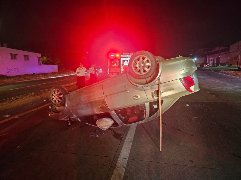 Automóvil queda volcado en el Libramiento Ejército Mexicano