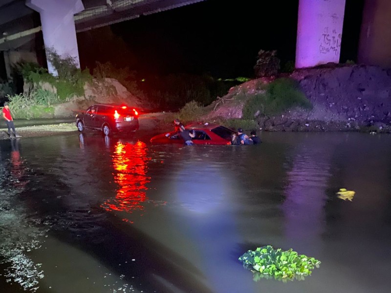 Automóvil sale del camino y termina en el Río Sinaloa
