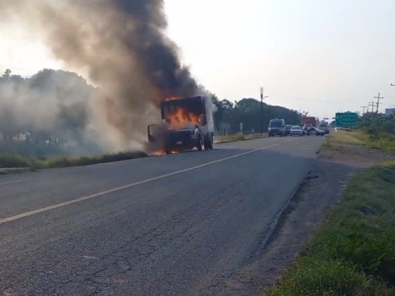 Automóvil se consume por incendio y aparente corte circuito