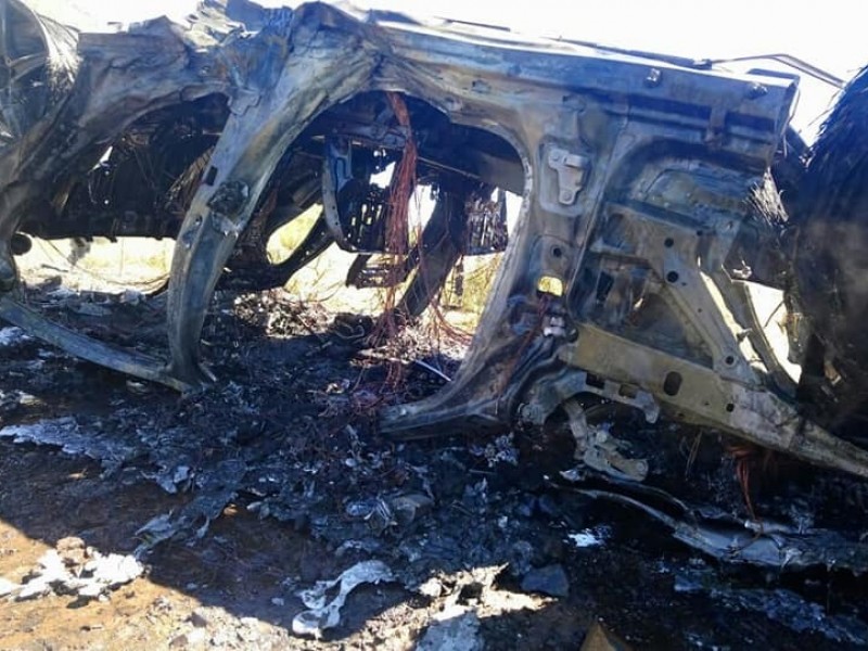 Automóvil termina en llamas luego de accidente