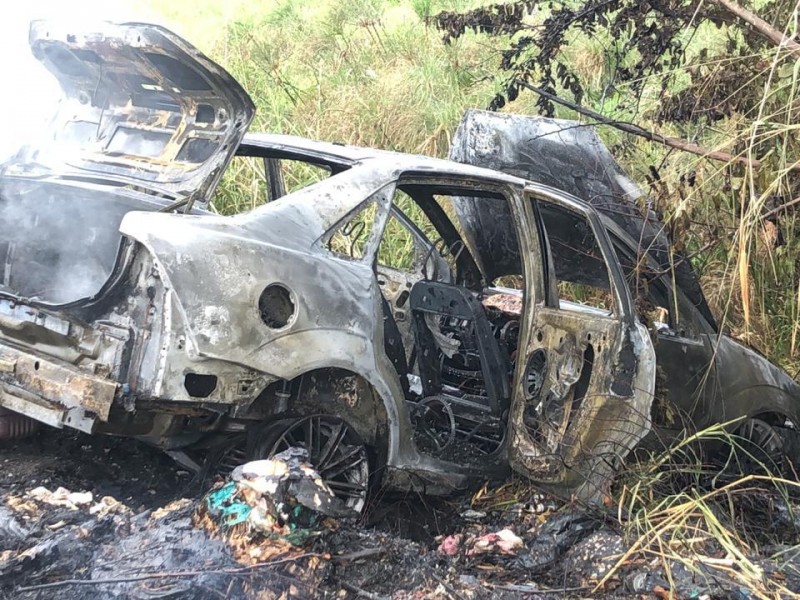 Automóvil termina incendiado en Coatzacoalcos.