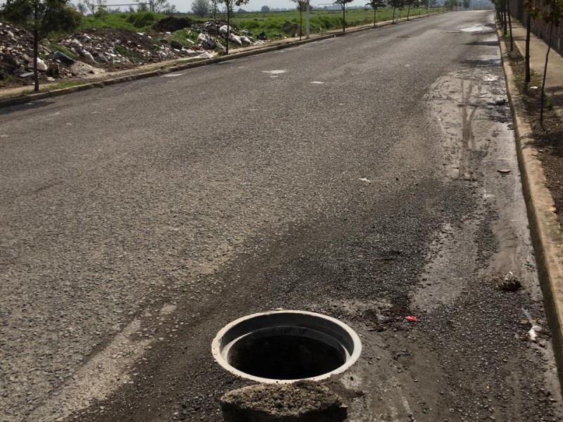 Automovilista corren riesgo por coladeras sin tapa en Metepec