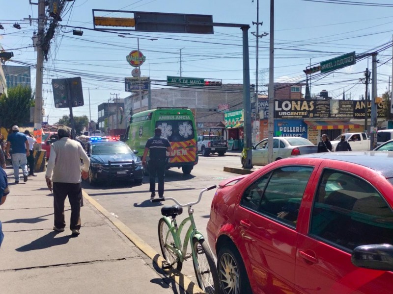 Automovilista golpea con la puerta a menor en Metepec