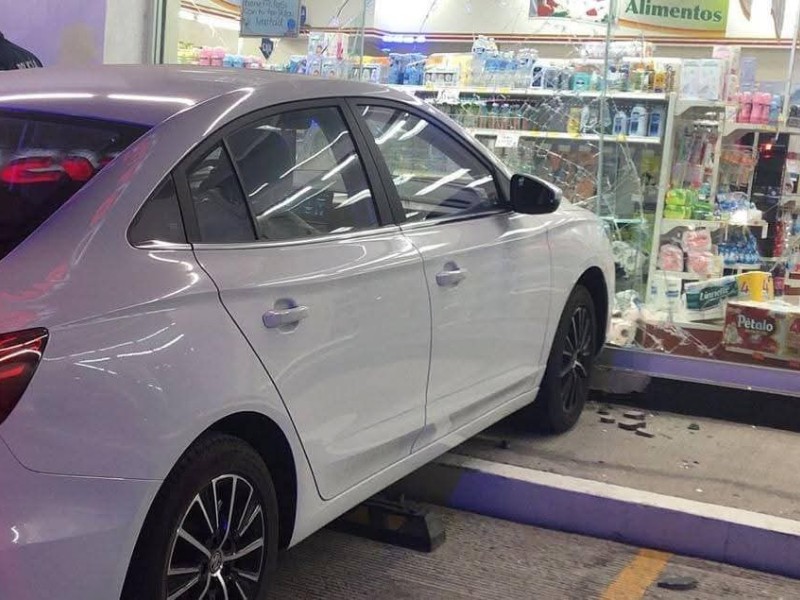 Automovilista impactó el ventanal de una farmacia en La Paz