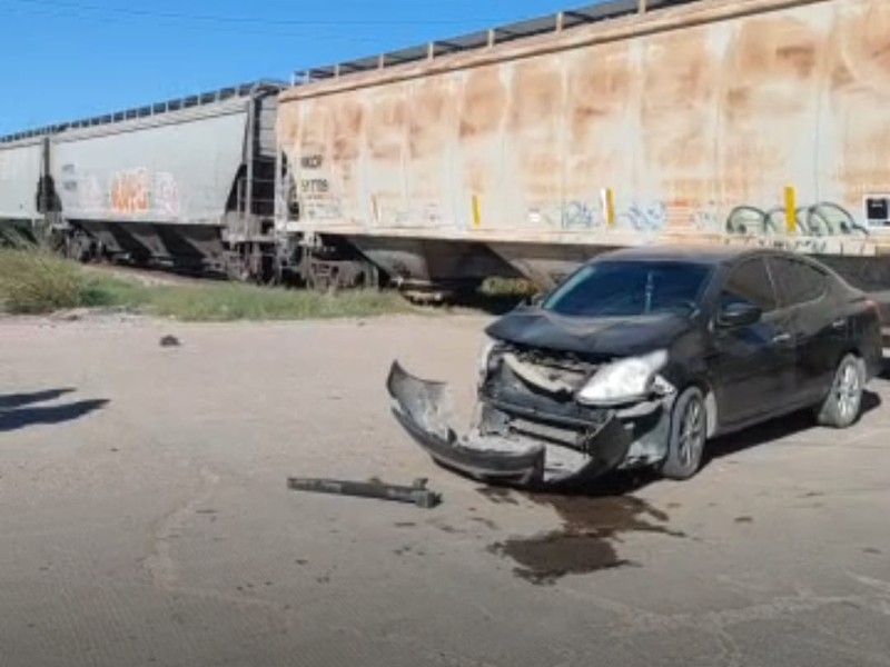 Automovilista intenta ganarle el paso al tren en Navojoa; sale ileso Automovilista intenta ganarle el paso al tren en Navojoa; sale ileso