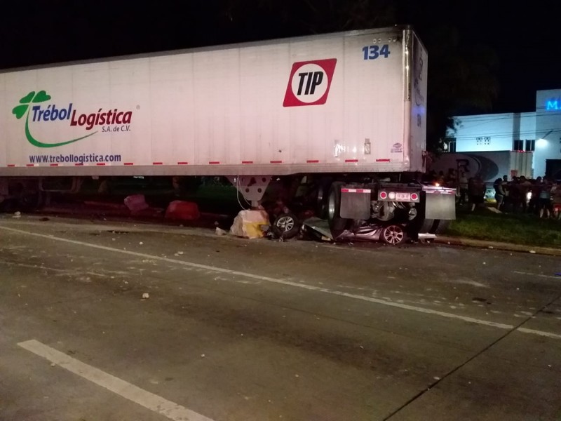 Automovilista muere aplastado por tráiler en Periférico