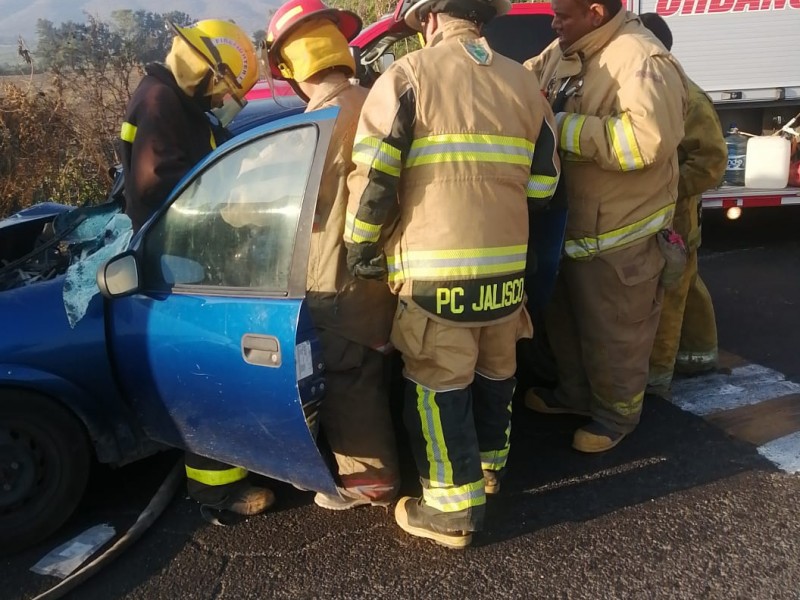 Automovilista murió al chocar contra vehículo de carga en Poncitlán