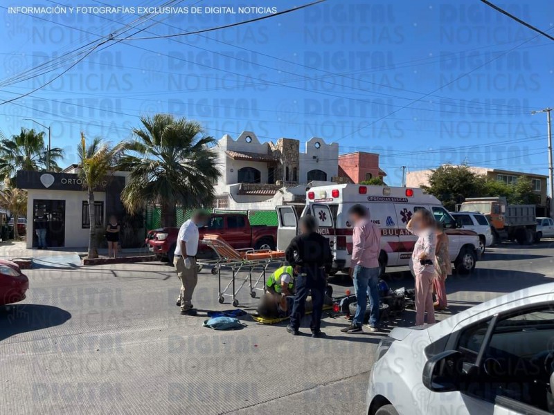 Automovilista no respeta alto de disco y choca con motociclista