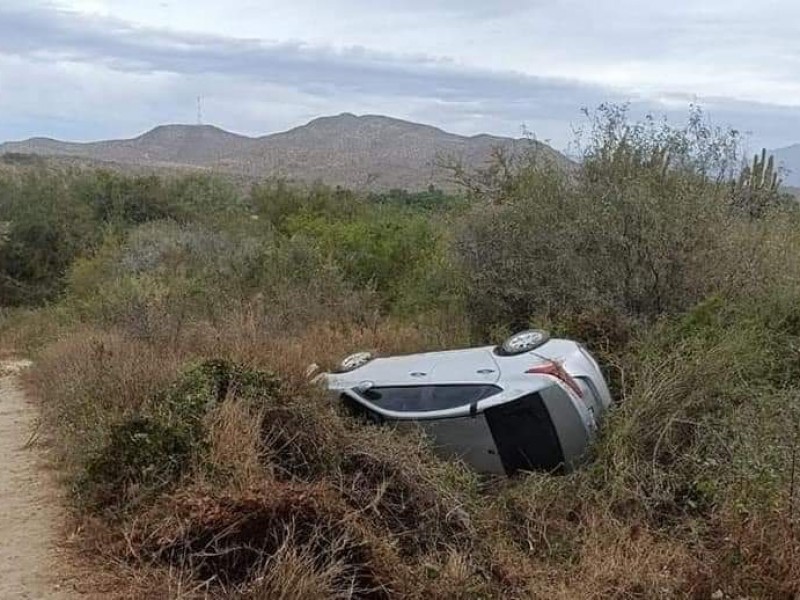 Automovilista pierde el control al tomar la curva y Vuelca.