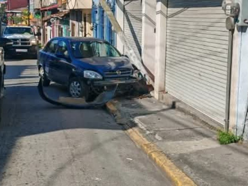 Automovilista pierde el control y derriba poste, en Santos Degollado