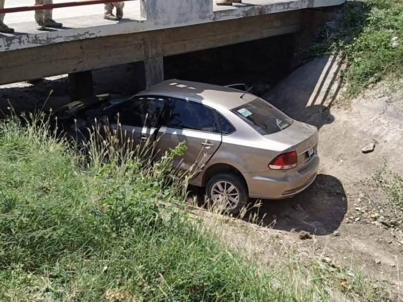 Automovilista queda herido tras caer al canal 33 en Juchitán Automovilista queda herido tras caer al canal 33 en Juchitán