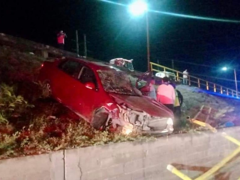 Automovilista se sale de la carretera en Juchitán