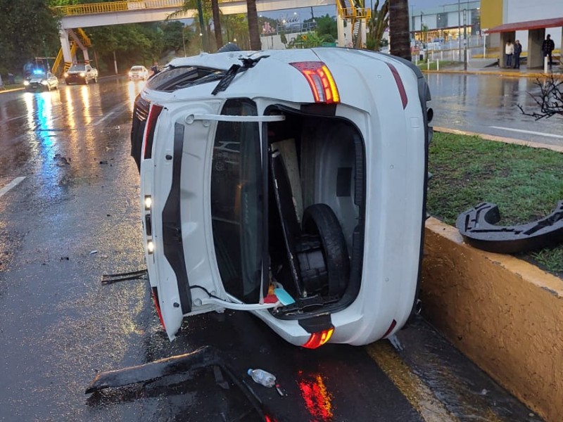 Automovilista volcó sobre Lázaro Cárdenas