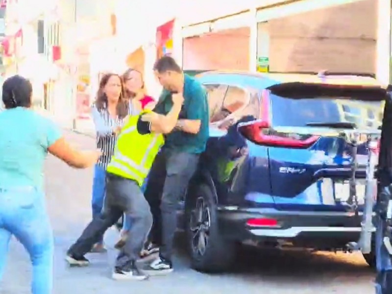 Automovilista y trabajadores de estacionamiento protagonizan riña
