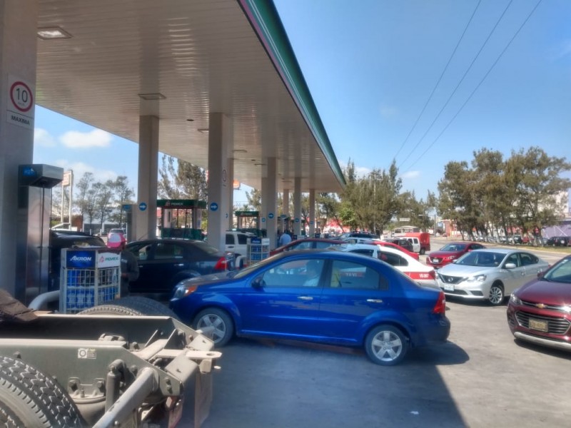 Automovilistas abarrotan gasolinera por bajo costo de combustible.