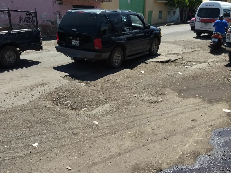 Automovilistas corren peligro por baches en avenida Juárez.