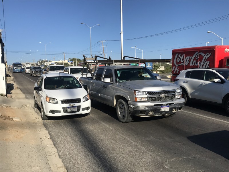 Automovilistas denuncian congestionamiento vial en vialidades de CSL