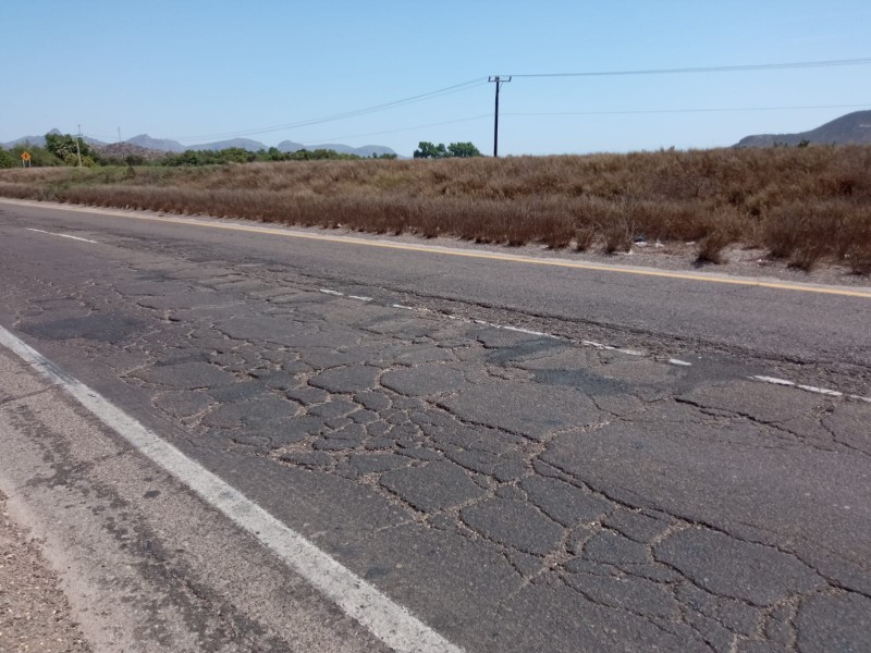 Automovilistas en riesgo  por baches en la México 15