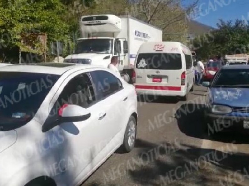 Automovilistas inconformes por el bloqueo en Santiago Astata