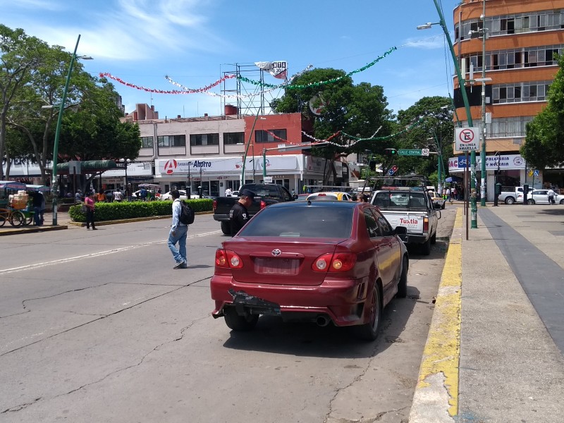 Automovilistas incumplen reglamento de tránsito