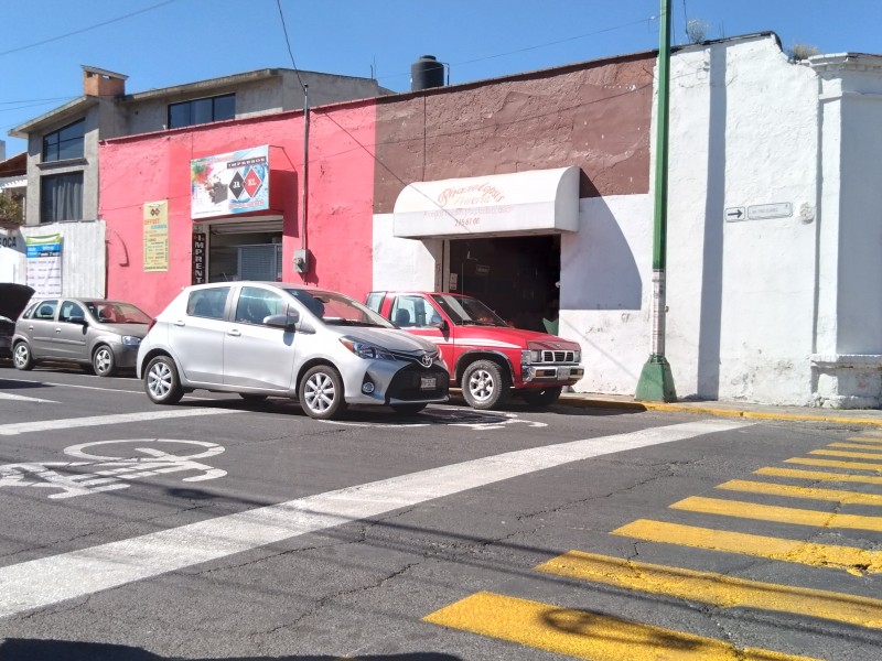 Automovilistas invaden cruces designados para ciclistas