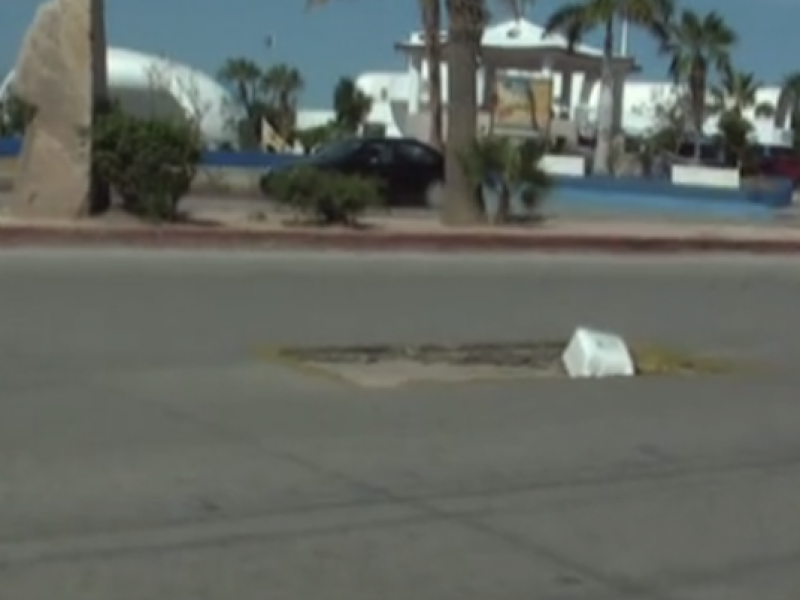 Automovilistas le sacan la vuelta a mega bache