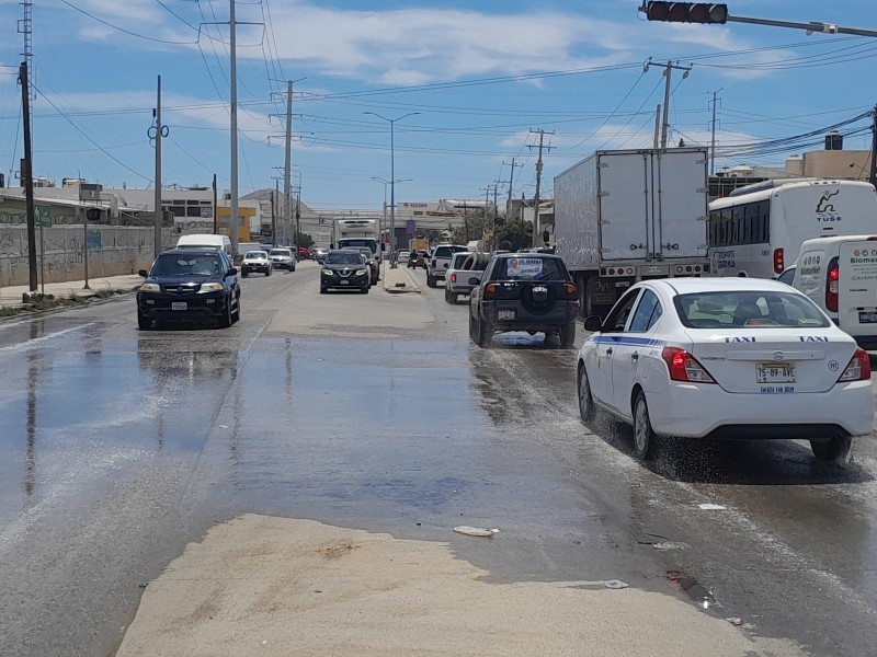 Automovilistas molestos por derrame de aguas negras