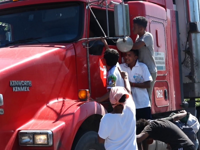 Automovilistas niegan ride a migrantes, podrían ser detenidos