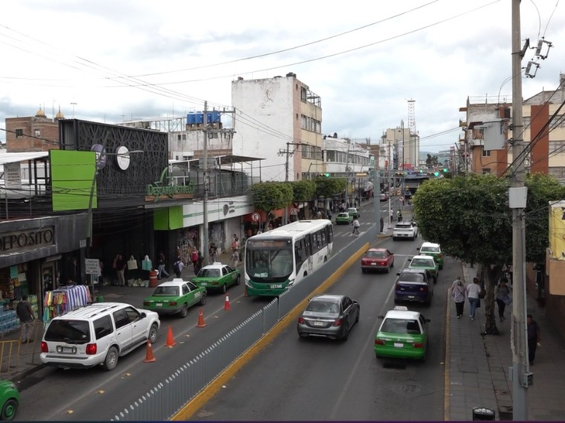 Automovilistas no respetan paradas del transporte publico en León