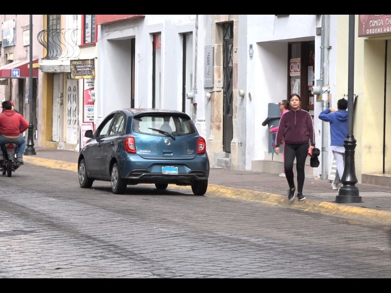 Automovilistas no respetan zona de no estacionarse