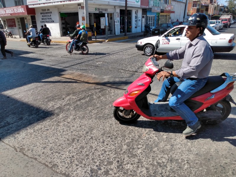 Automovilistas piden reparación de vialidad dañada en Zamora