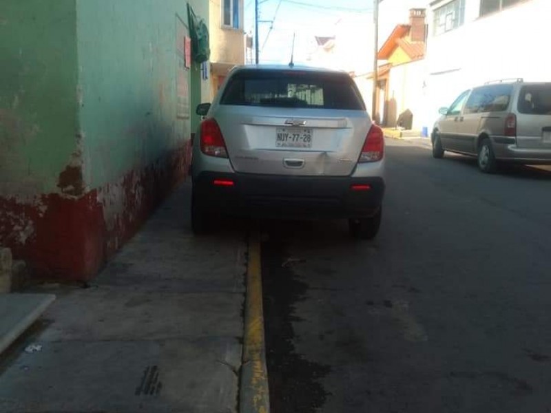 Automovilistas se estacionan en banquetas en Santa Cruz Atizapán