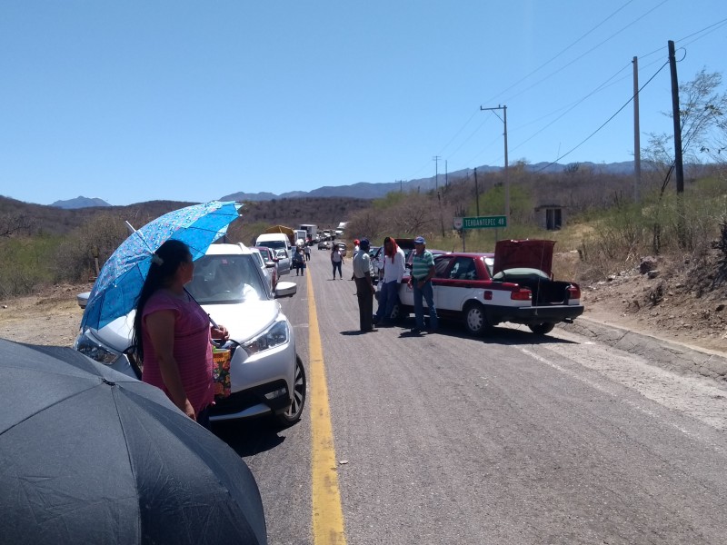 Automovilistas se inconforman por bloqueos en Tequisistlan