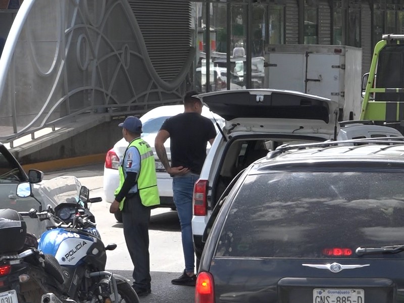 Automovilistas se quejan por tráfico pesado afuera del IMSS T21