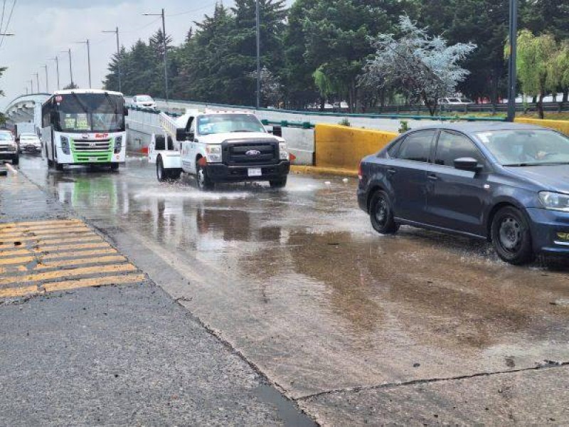 Automovilistas sortean su suerte entre inundaciones y baches