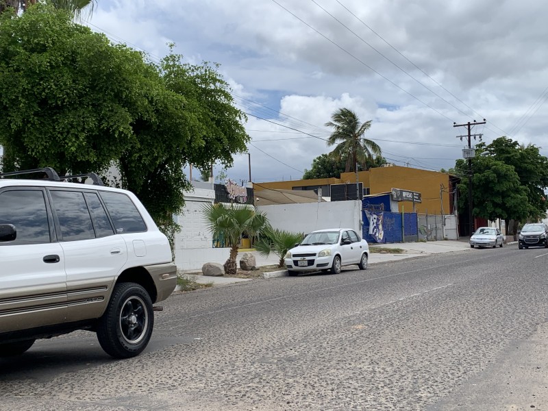 Automovilistas toman como estacionamiento ciclovía sobre calle Jalisco