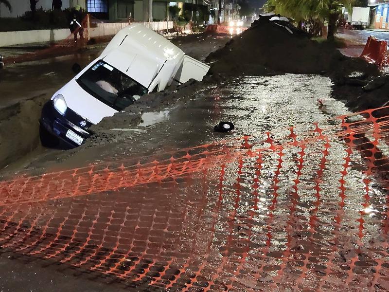 Automóvil cae en excavación de obra sobre avenida Lafragua en Veracruz