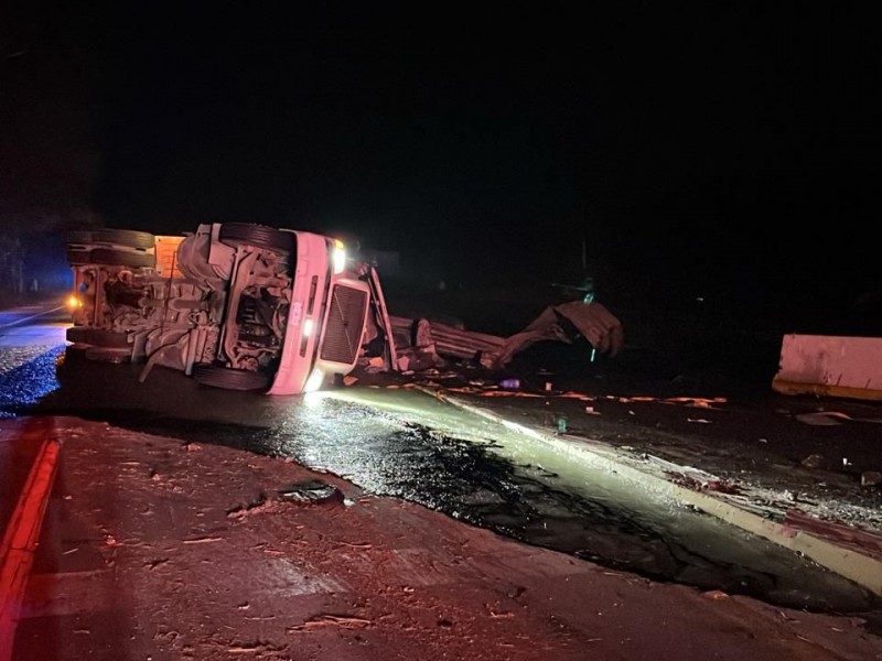 Autopista Colima-Manzanillo está bloqueada tras volcadura de tractocamión